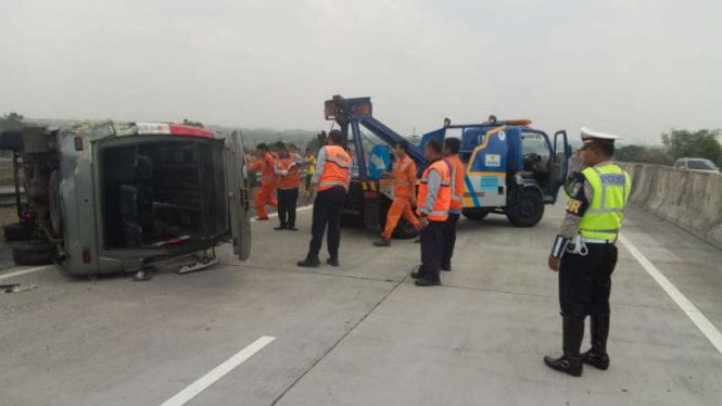 Mobil Elf terguling karena ban meletus di ruas Tol Surabaya-Mojokerto, Jawa Timur, pada Selasa, 6 November 2018.