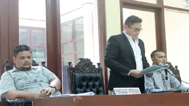 Mantan Kajati Maluku Chuck Suryosumpeno (tengah) 