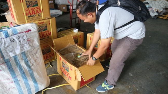  Bea Cukai Malang laksanakan operasi rokok ilegal dan miras di Desa Banjararum.