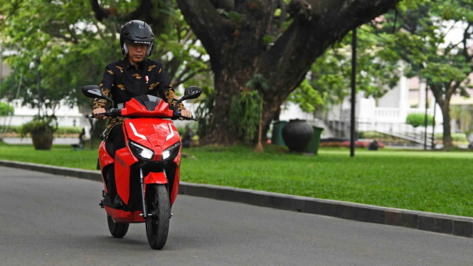 Presiden Joko Widodo menjajal motor listrik buatan dalam negeri 'Gesits' seusai melakukan audiensi dengan pihak-pihak yang terlibat proses produksi di halaman tengah Istana Kepresidenan, Jakarta, Rabu, 7 November 2018.