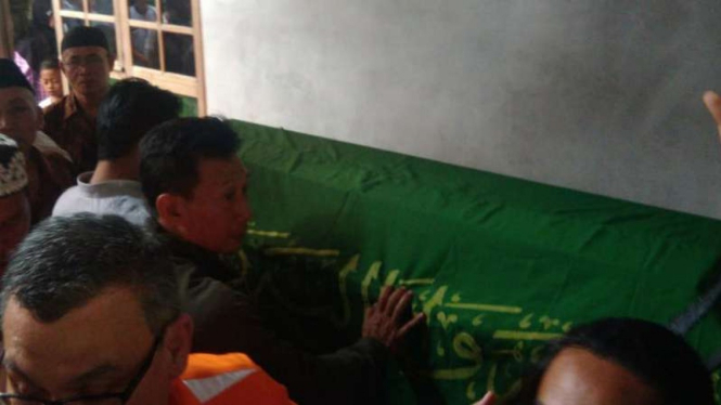 Jenazah Herjuno Darpito, satu di antara ratusan korban kecelakaan pesawat Lion Air JT-610, dipulangkan ke kampung halamannya di Kabupaten Gunungkidul, DI Yogyakarta, pada Rabu malam, 7 November 2018.