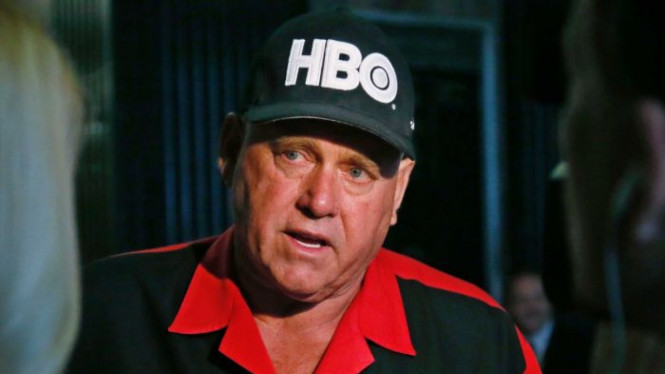 Dennis Hof memiliki klub tari telanjang dan lima rumah bordil di Nevada, satu-satunya negara bagian di Amerika Serikat dimana protitusi adalah legal.