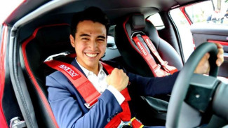 Vadi Akbar Makin Sibuk Mobil Listrik, Ikut Parade TNI AL