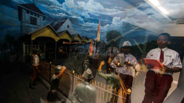 Pelajar mengamati koleksi yang dipajang di Museum Satriamandala, Jakarta