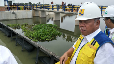 Menteri Pekerjaan Umum Basuki Hadimuljono di Bendung Karet Kali Perawan.
