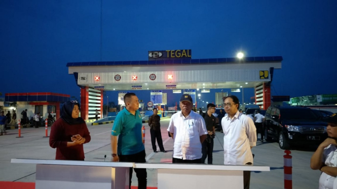 Menteri PUPR Basuki Hadimuljono di gerbang tol Tegal ruas Pejagan-Pemalang.