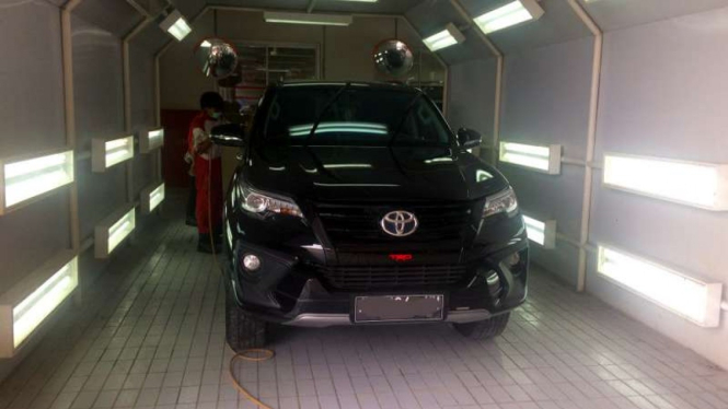 Pengecatan mobil di Auto2000