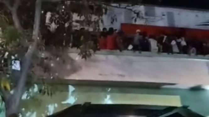 Penonton drama Surabaya Membara di Viaduk.