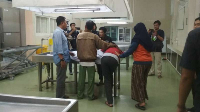 Keluarga korban yang terlindas kereta saat nonton Surabaya Membara.