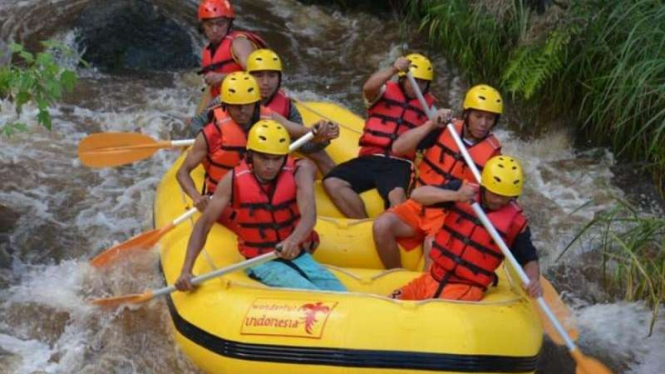 Arung Jeram di Danau Toba