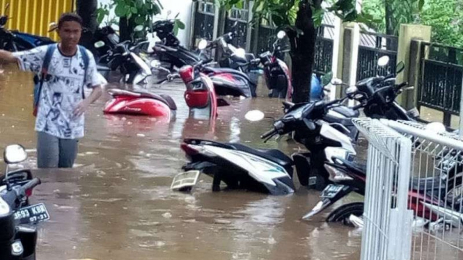 Banjir di kawasan Jatiasih, Bekasi, Jawa Barat, pada Minggu, 11 November 2018.