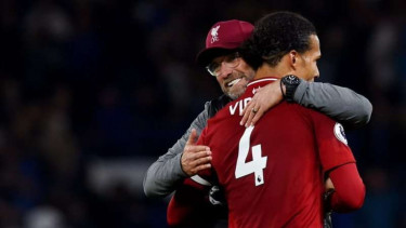 Manajer Liverpool, Juergen Klopp, memeluk Virgil van Dijk