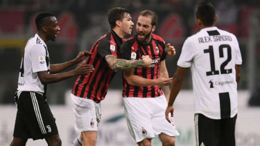 Gonzalo Higuain ngamuk saat lawan Juventus.