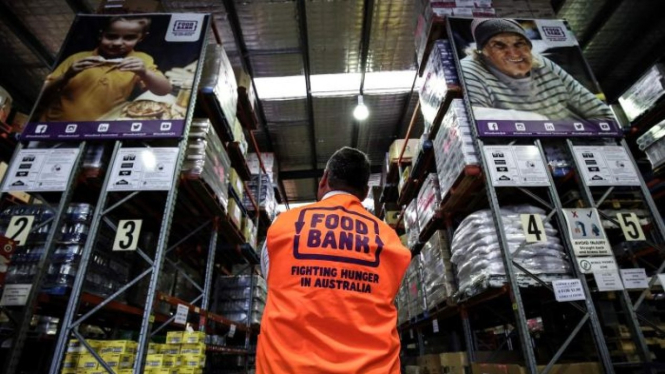 Foodbank mengungkapkan pemerintah Australia memotong dana badan amal ini sehingga mengancam penyaluran bahan makanan senilai jutaan dolar.