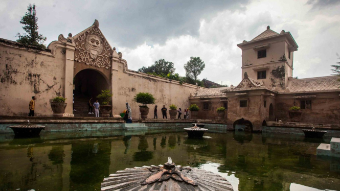 Wisatawan berkunjung di kompleks wisata Taman Sari Yogyakarta