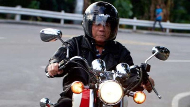 Presiden Filipina, Rodrigo Duterte mengendarai sepeda motor