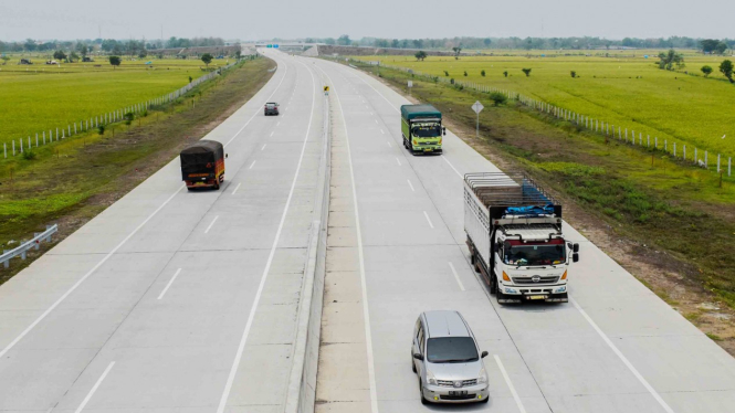 Sejumlah kendaraan melintas di jalan tol Trans-Jawa ruas Ngawi-Kertosono di Kabupaten Madiun, Jawa Timur