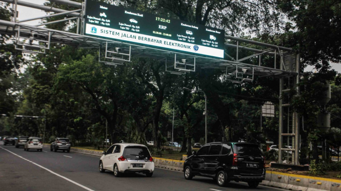 Kendaraan melintas di bawah alat electronic road pricing (ERP) di Jalan Medan Merdeka Barat, Jakarta