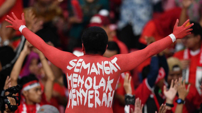 Suporter memberikan dukungan kepada timnas Indonesia yang melawan timnas Timor Leste dalam penyisihan grub B Piala AFF 2018 di Stadion Utama Gelora Bung Karno, Jakarta