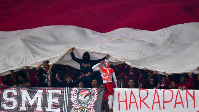 Suporter memberikan dukungan kepada timnas Indonesia