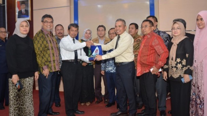 Wakil Ketua Komisi XI Achmad Hafisz Tohir bersama Tim Kunjungan berfoto bersama.