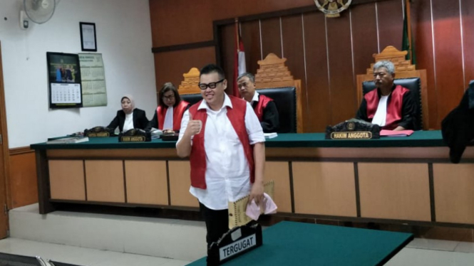 Reza Bukan di persidangan.