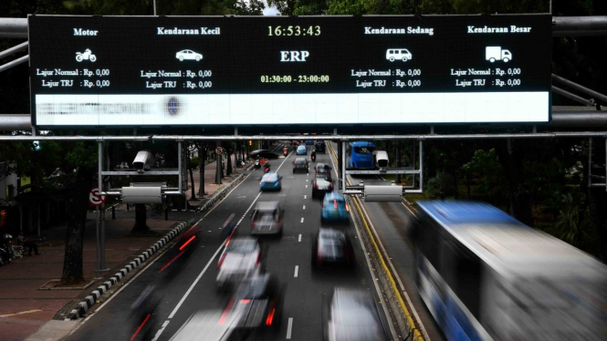 Pengendara melintasi alat teknologi sistem jalan berbayar elektronik (ERP) di Jalan Merdeka Barat, Jakarta, Rabu, 14 November 2018.