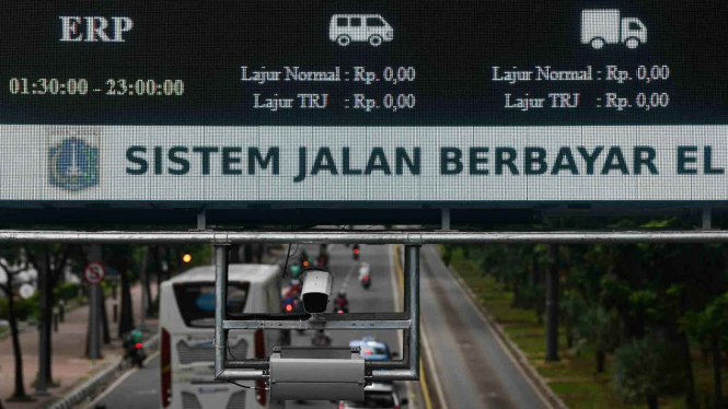 Pengendara melintasi alat teknologi sistem jalan berbayar elektronik (ERP) di Jalan Merdeka Barat, Jakarta, Rabu, 14 November 2018.