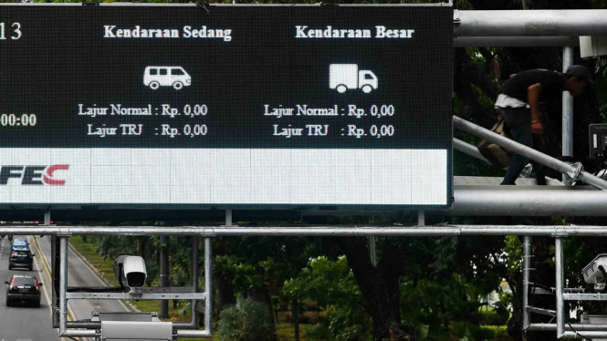 Seorang pekerja memasang kamera pengawas alat teknologi sistem jalan berbayar elektronik (ERP) di Jalan Merdeka Barat, Jakarta, Rabu, 14 November 2018.