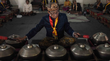 Sejumlah pengrawit dari abdi dalem dan kerabat Keraton Kasunanan Surakarta Hadiningrat Solo menabuh gamelan Kyai Guntur Sari di Bangsal Pradonggo di halaman Masjid Agung Keraton, Solo, Jawa Tengah