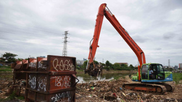 Sebuah ekskavator mengeruk sampah dari Kali Ciliwung di kawasan Petamburan, Jakarta. (Foto ilustrasi).