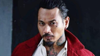 Jalani Sidang Perdana, Jerinx SID Sibuk Ngaca Benerin Rambut