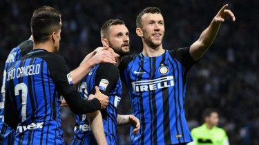 Para pemain Inter Milan merayakan gol.