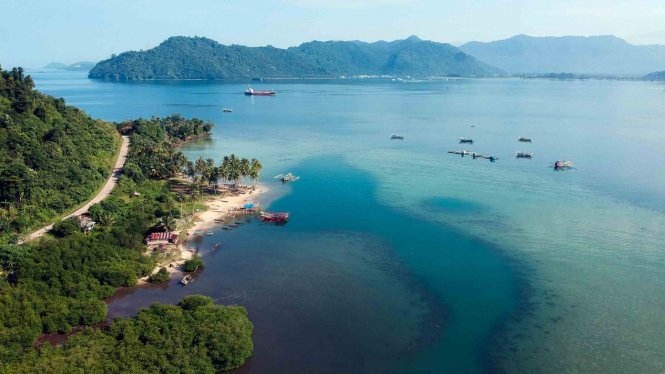 Sejumlah kapal nelayan berada di Teluk Buo, Bungus, Padang, Sumatera Barat
