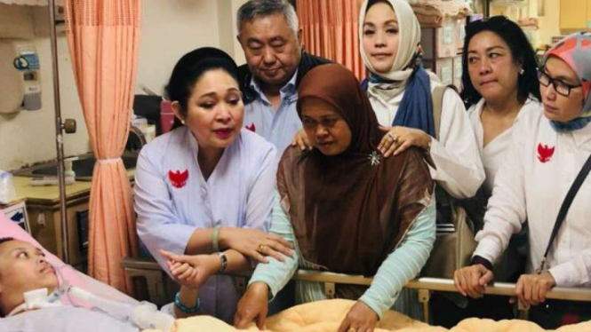 Titiek Soeharto menjenguk TKI yang lumpuh di Taiwan.
