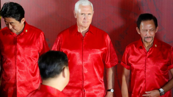 Mike Pence menatap Presiden Xi Jinping menjelang jamuan makan malam KTT APEC pada Sabtu (17/11). - Reuters