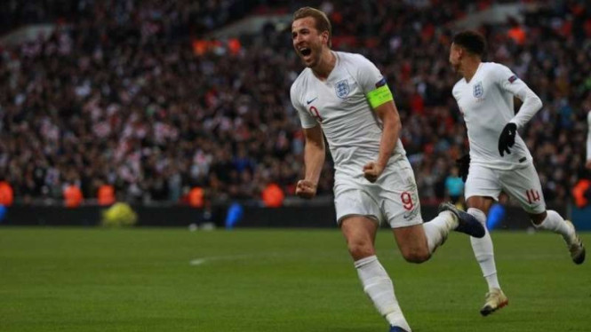 Penyerang Timnas Inggris, Harry Kane, melakukan selebrasi