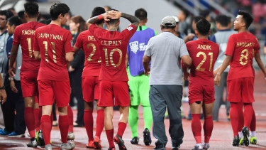 Sejumlah pesepak bola Indonesia berjalan meninggalkan lapangan usai pertandingan melawan Thailand dalam laga lanjutan Piala AFF 2018 di Stadion Nasional Rajamangala, Bangkok, Thailand