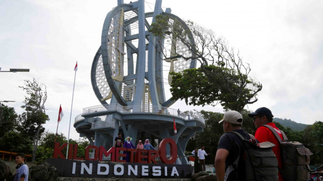 Wisatawan mengunjungi objek wisata tugu kilometer nol Indonesia di Desa Iboih, Kota Sabang, Aceh