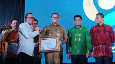 Menaker Hanif  memberikan penghargaan Integra 2018.
