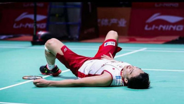 Kento Momota terkapar di lapangan.