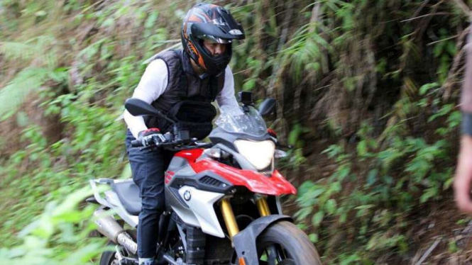 Ariel NOAH mengendarai motor BMW G310GS