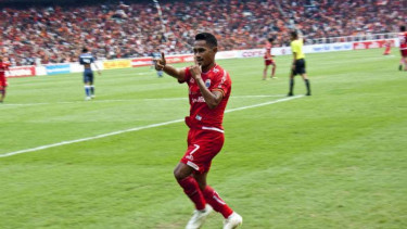 Pemain Persija Jakarta, Ramdani Lestaluhu, rayakan gol.