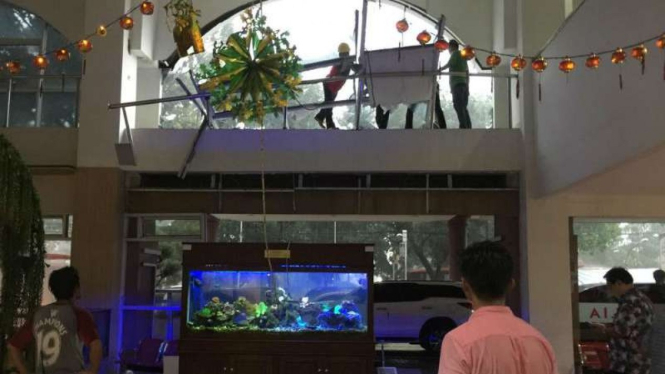 Kaca atap RS Melia di Bogor ambruk diterpa hujan deras dan angin kencang.