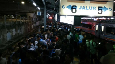 Penumpukan penumpang di stasiun tanah abang.