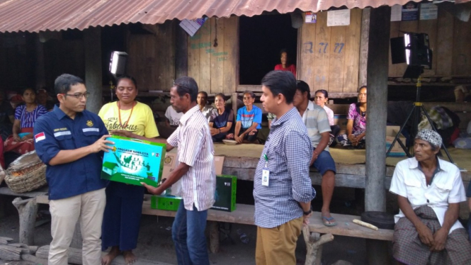 Penyerahan bantuan LTSHE dari Kementerian ESDM untuk warga di Sumba Timur