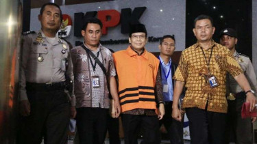 Taufik Kurniawan (tengah) saat memakai rompi tahanan KPK