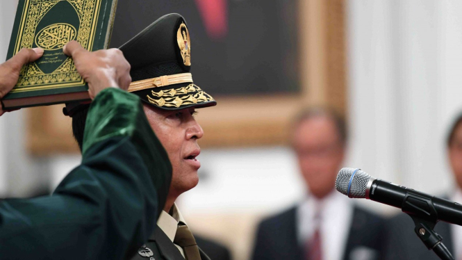Pejabat baru Kepala Staf Angkatan Darat (KSAD) Letjen TNI Andika Perkasa melakukan prosesi pengucapan sumpah  yang dipimpin oleh Presiden Joko Widodo di Istana Merdeka, Jakarta, Kamis, 22 November 2018.