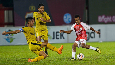 Pesepak bola Persipura Jayapura Todd Rivaldo Albert Ferre (kanan) berebut bola dengan pesepak bola Bhayangkara FC Jajang Mulyana (tengah) dan Indra Kahfi (kiri) dalam pertandingan Liga 1 di Stadion PTIK, Jakarta