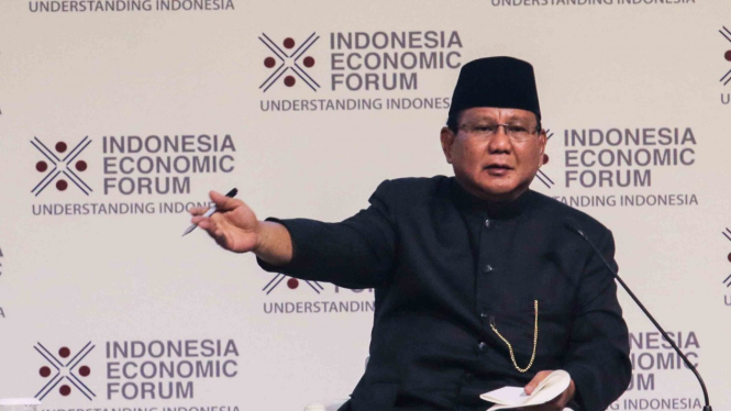 Calon Presiden Nomor Urut 2 Prabowo Subianto (kanan) bersama Founder Forum Ekonomi Indonesia Shoeb Kagda (kiri) memberikan paparan dalam Indonesia Economic Forum 2018 di Jakarta